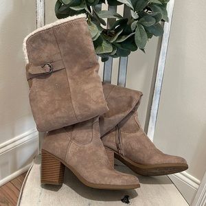 Tall boots, just under knee. 3” heel. Grey/tan. Very comfy!!
